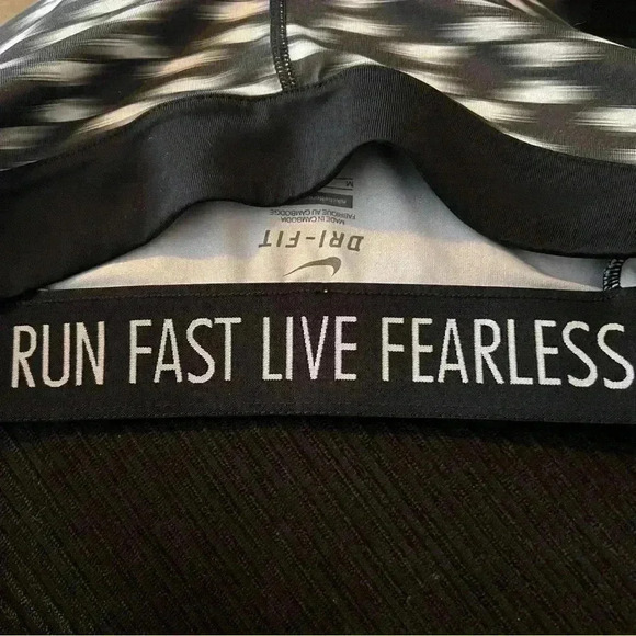 NIKE DRI FIT Women's Black/White Abstract RUN FAST LIVE FEARLESS Crop Leggings M - Picture 6 of 7